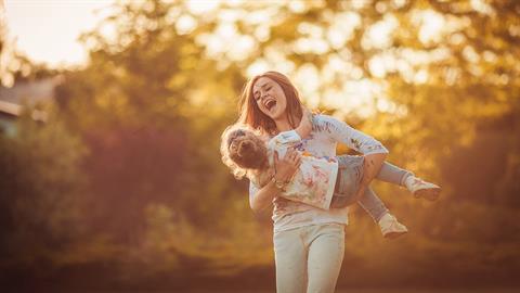 Η θεία μπορεί να βοηθήσει ένα κορίτσι εκεί που η μαμά του δεν τα καταφέρνει